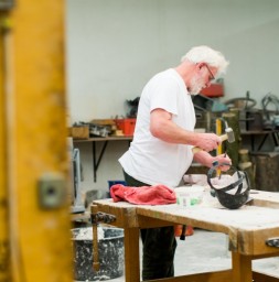 man in werkplaats aan het beelhouwen