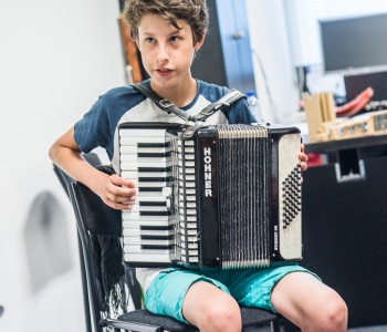 jongen spelend op de accordeon