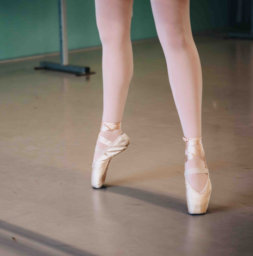 Voeten van een dansende ballerina