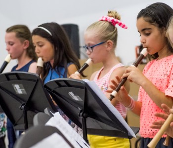 samenspelende kinderen met muziekinstrumenten
