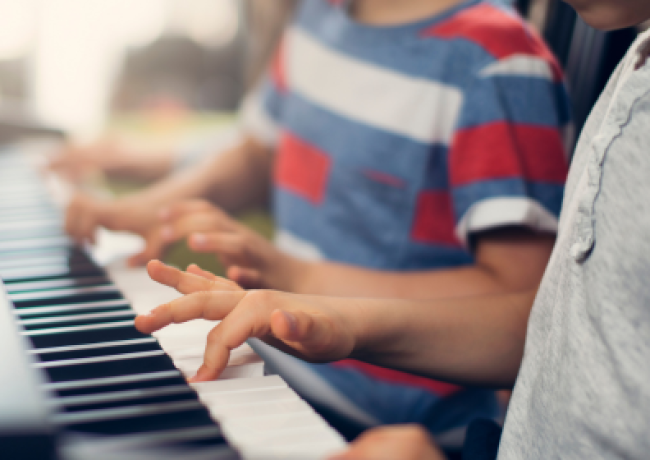 Kinderen die piano spelen
