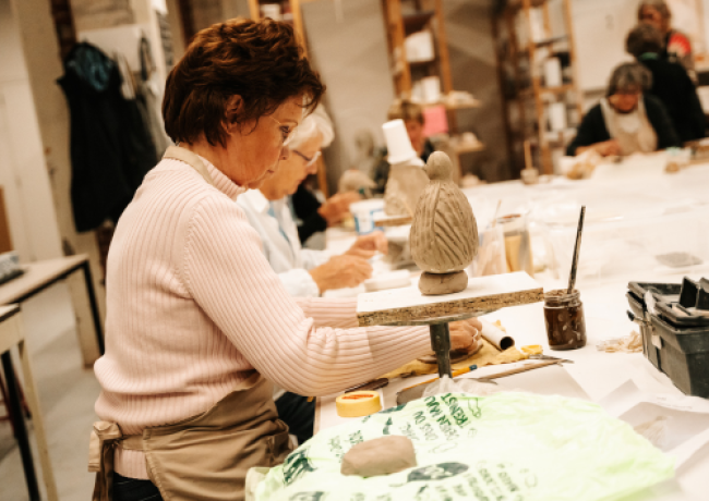 twee dames aan het keramieken