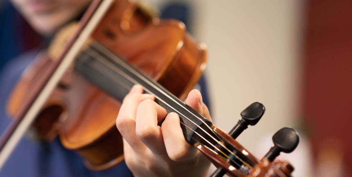 leerling die viool speelt